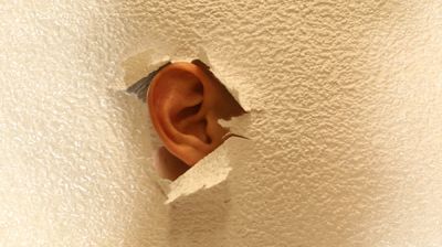 Abhören - Ohr durch die Wand