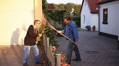 Nachbarkeitsstreitigkeiten - Zwei Nachbarn steiten